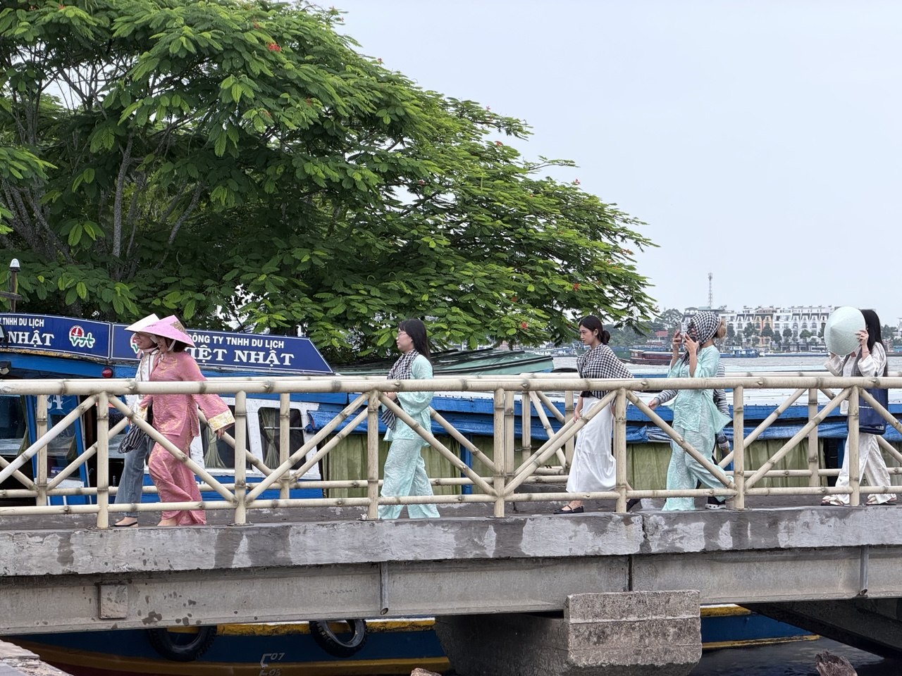 Chưa bao giờ du lịch miền Tây hot như hè năm nay: Ghe xuồng kẹt cứng ngắc, chú thím chèo mỏi tay - Ảnh 7.