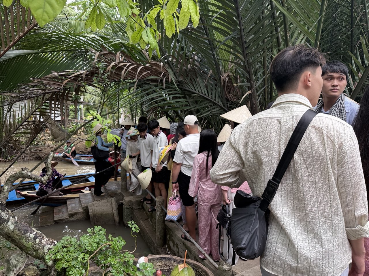 Chưa bao giờ du lịch miền Tây hot như hè năm nay: Ghe xuồng kẹt cứng ngắc, chú thím chèo mỏi tay - Ảnh 9.