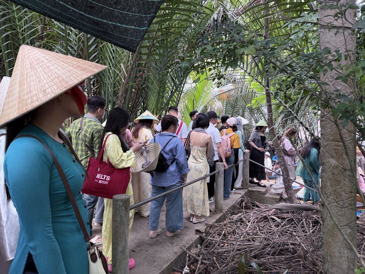 Chưa bao giờ du lịch miền Tây hot như hè năm nay: Ghe xuồng kẹt cứng ngắc, chú thím chèo mỏi tay - Ảnh 8.