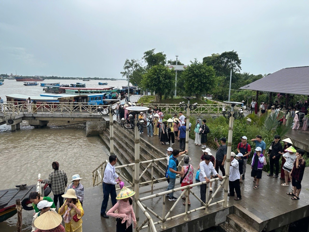 Chưa bao giờ du lịch miền Tây hot như hè năm nay: Ghe xuồng kẹt cứng ngắc, chú thím chèo mỏi tay - Ảnh 15.
