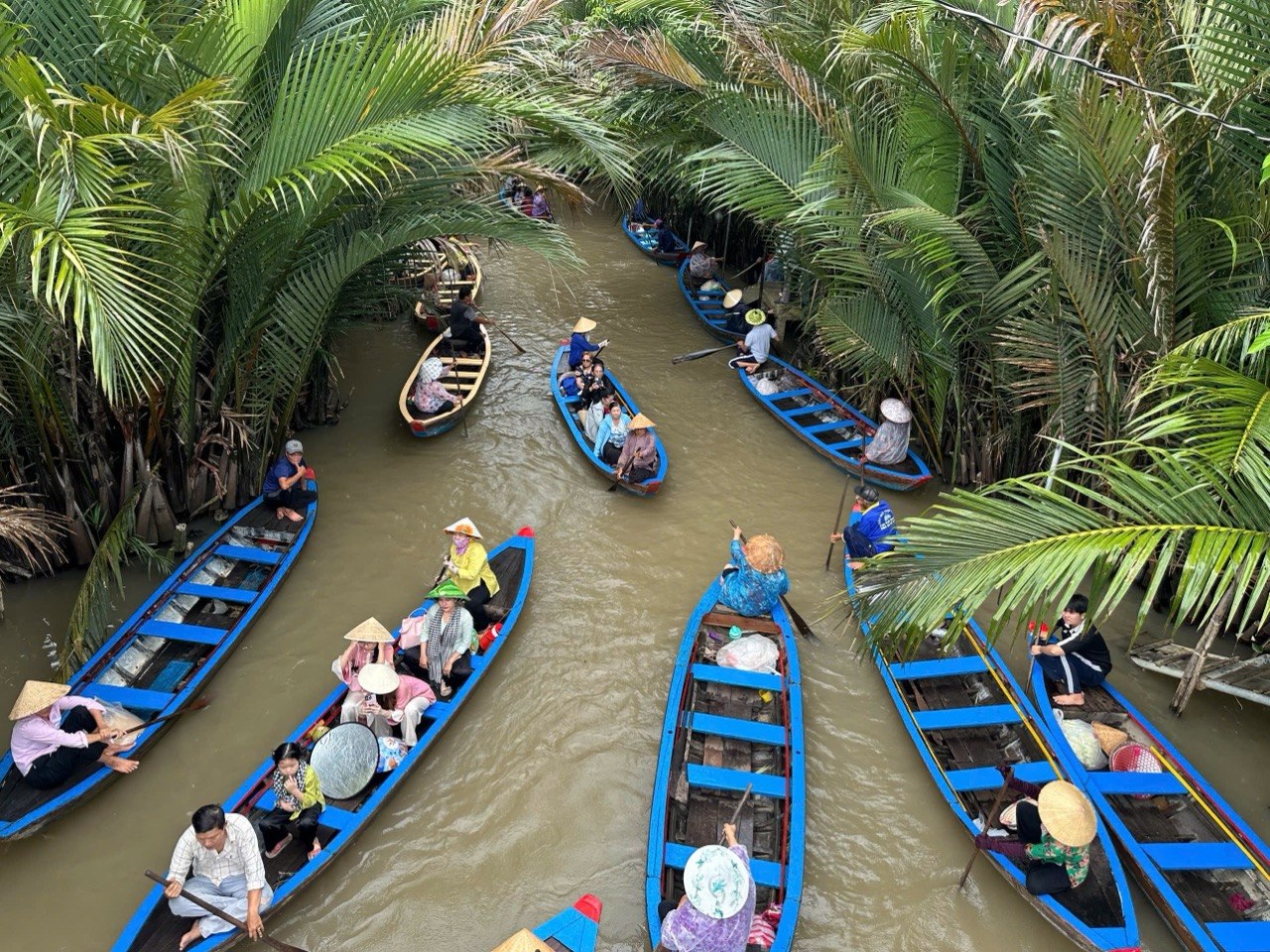 Chưa bao giờ du lịch miền Tây hot như hè năm nay: Ghe xuồng kẹt cứng ngắc, chú thím chèo mỏi tay - Ảnh 12.