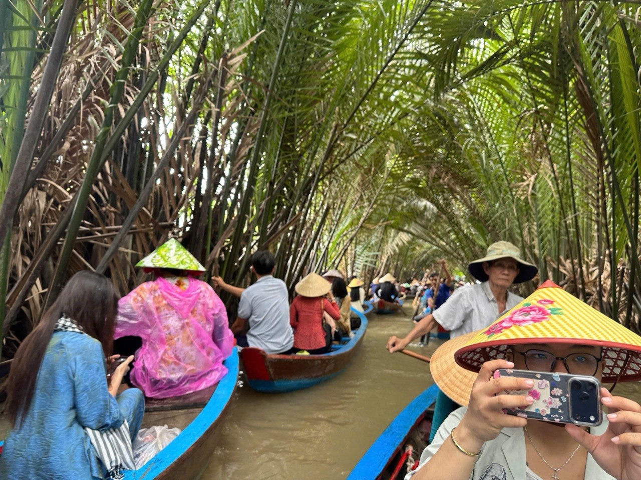 Chưa bao giờ du lịch miền Tây hot như hè năm nay: Ghe xuồng kẹt cứng ngắc, chú thím chèo mỏi tay - Ảnh 14.