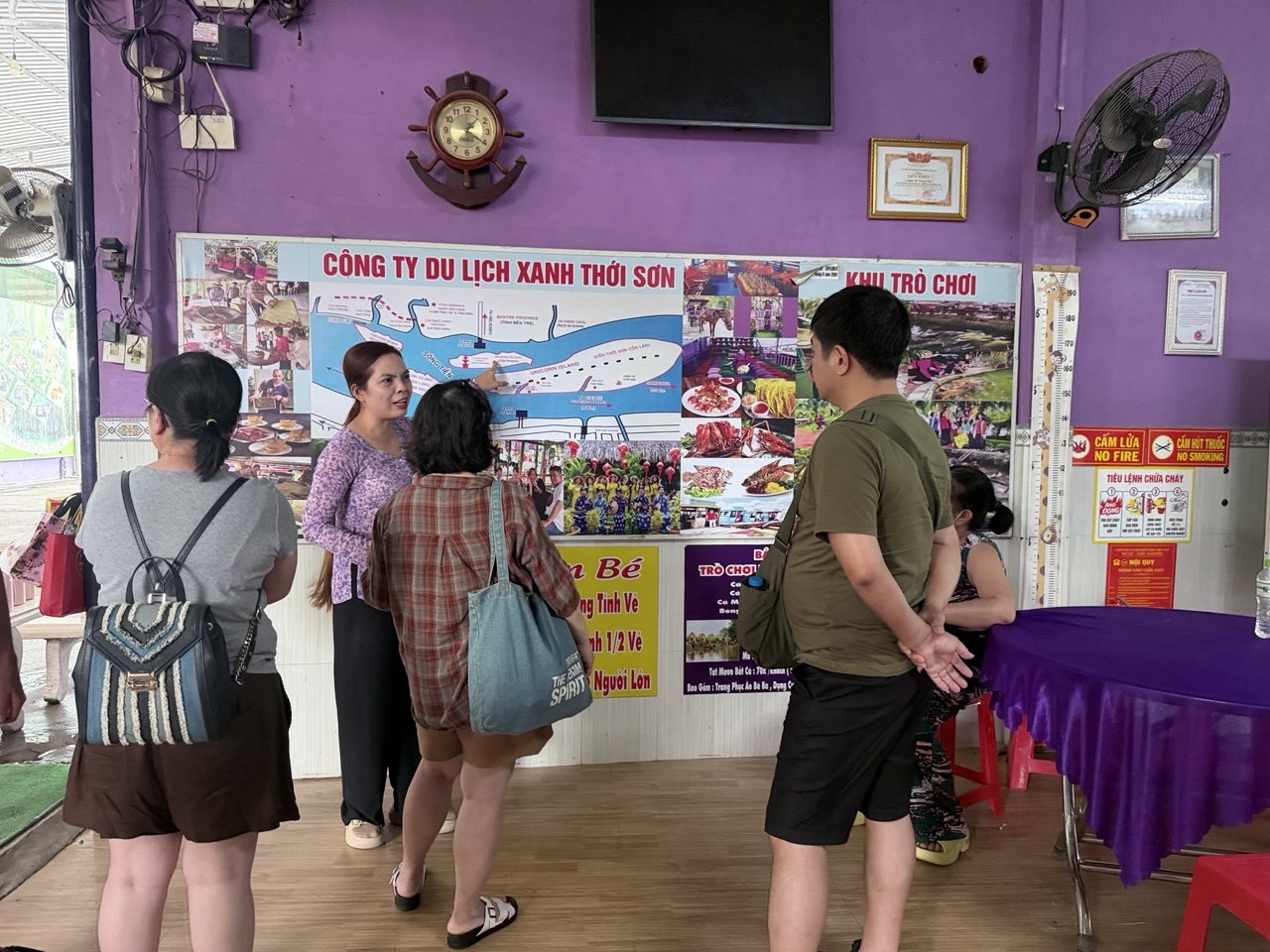 Chưa bao giờ du lịch miền Tây hot như hè năm nay: Ghe xuồng kẹt cứng ngắc, chú thím chèo mỏi tay - Ảnh 18.