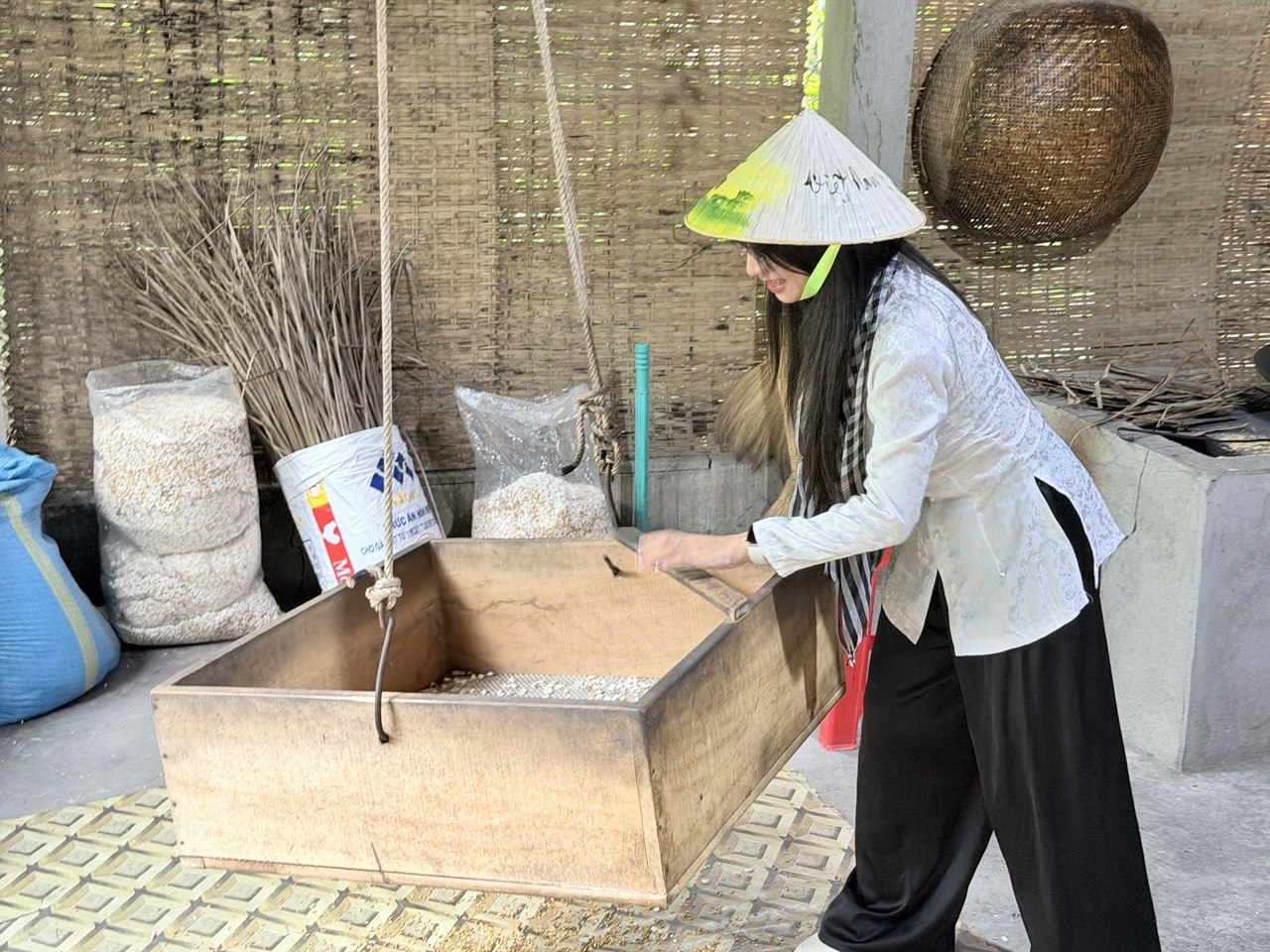 Chưa bao giờ du lịch miền Tây hot như hè năm nay: Ghe xuồng kẹt cứng ngắc, chú thím chèo mỏi tay - Ảnh 20.