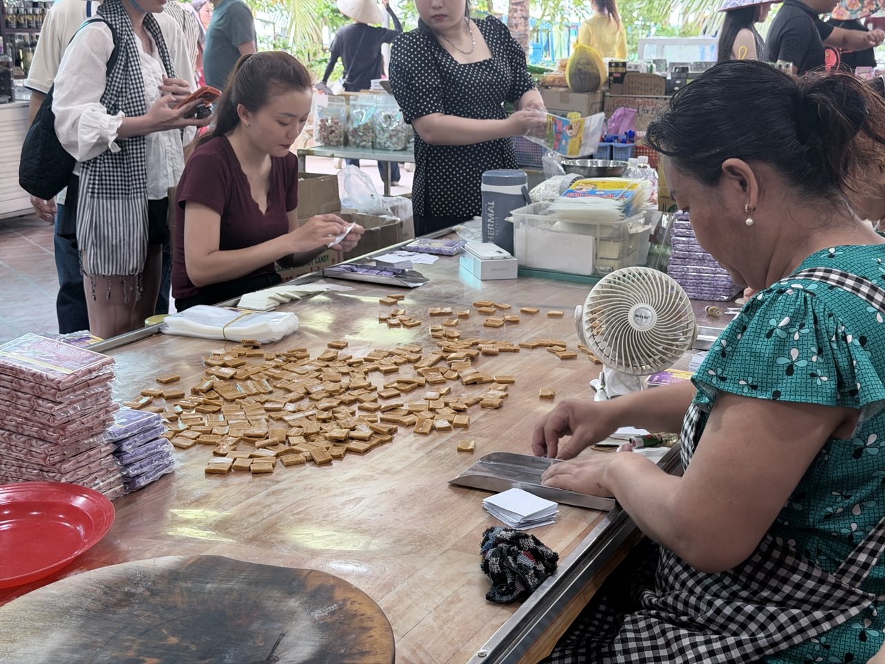 Chưa bao giờ du lịch miền Tây hot như hè năm nay: Ghe xuồng kẹt cứng ngắc, chú thím chèo mỏi tay - Ảnh 21.