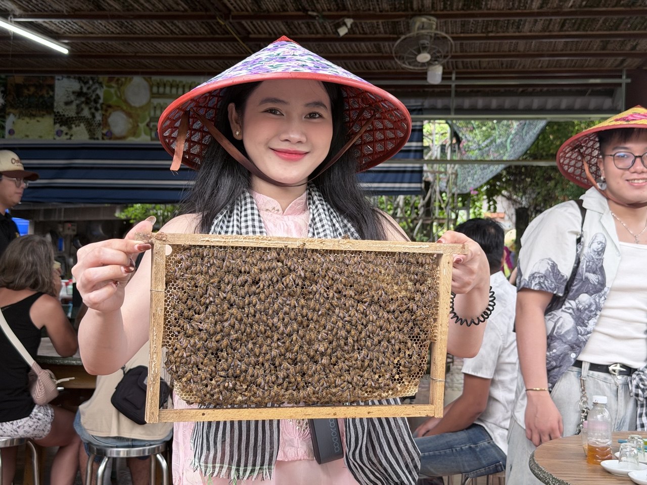 Chưa bao giờ du lịch miền Tây hot như hè năm nay: Ghe xuồng kẹt cứng ngắc, chú thím chèo mỏi tay - Ảnh 22.