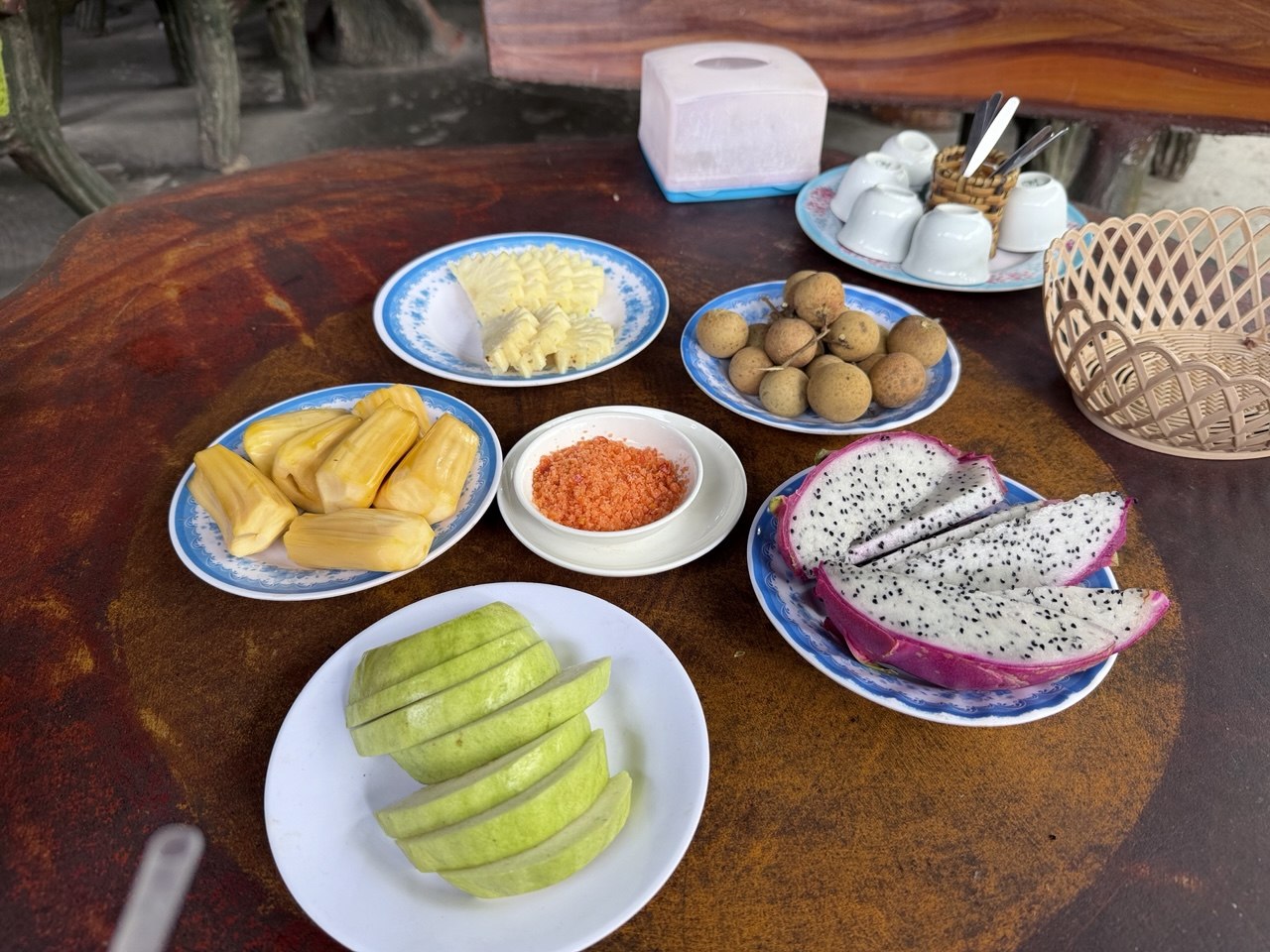 Chưa bao giờ du lịch miền Tây hot như hè năm nay: Ghe xuồng kẹt cứng ngắc, chú thím chèo mỏi tay - Ảnh 25.
