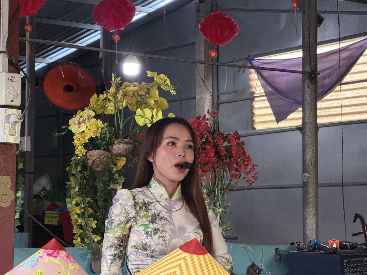 Chưa bao giờ du lịch miền Tây hot như hè năm nay: Ghe xuồng kẹt cứng ngắc, chú thím chèo mỏi tay - Ảnh 26.