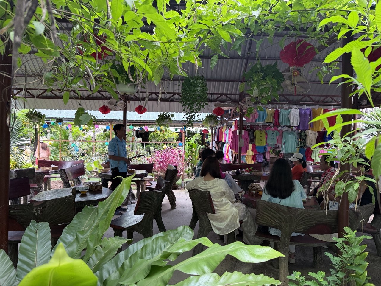 Chưa bao giờ du lịch miền Tây hot như hè năm nay: Ghe xuồng kẹt cứng ngắc, chú thím chèo mỏi tay - Ảnh 27.