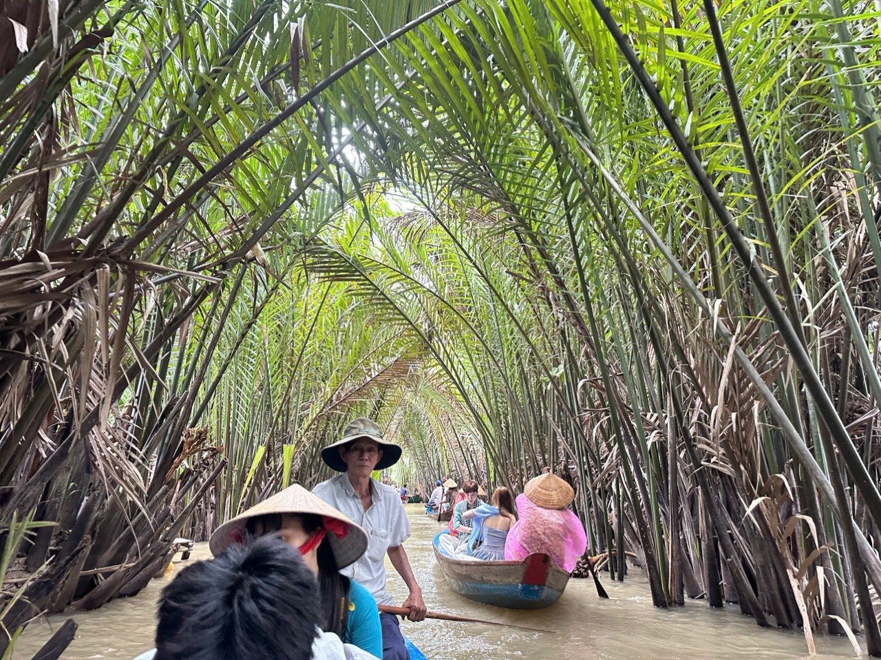 Chưa bao giờ du lịch miền Tây hot như hè năm nay: Ghe xuồng kẹt cứng ngắc, chú thím chèo mỏi tay - Ảnh 30.