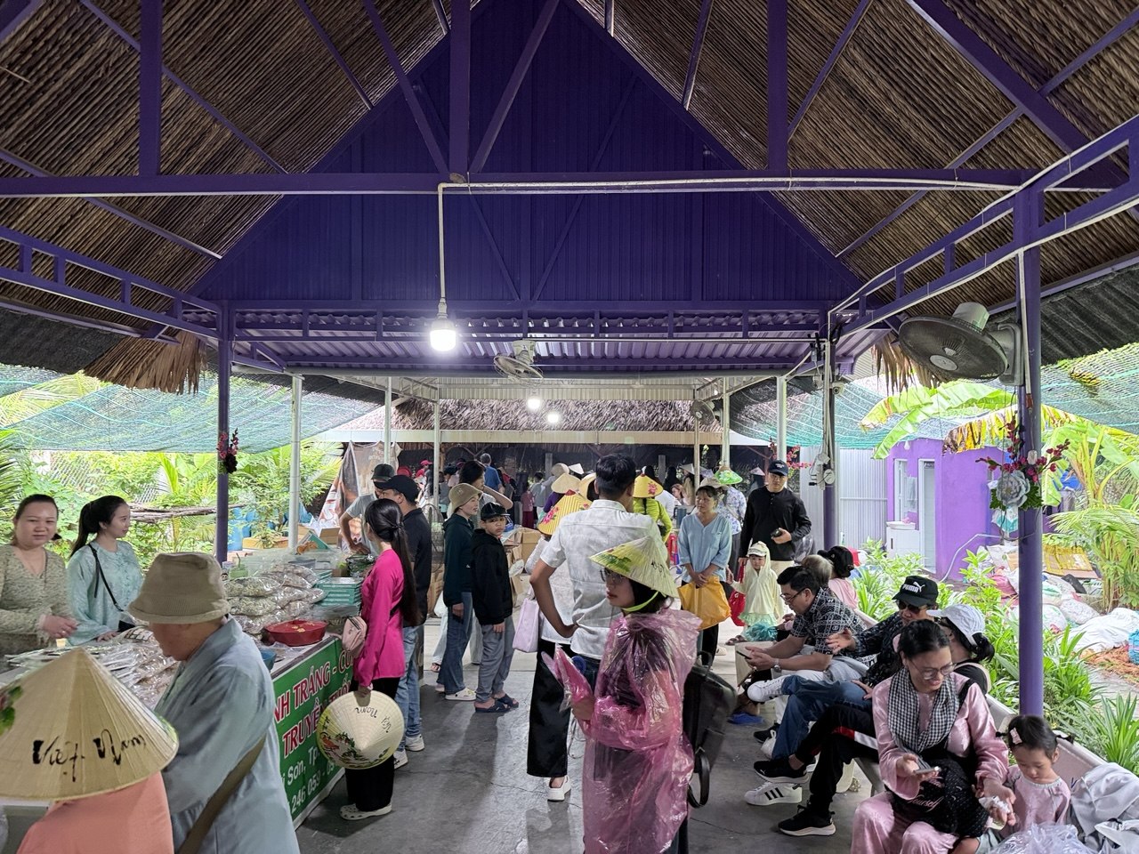 Chưa bao giờ du lịch miền Tây hot như hè năm nay: Ghe xuồng kẹt cứng ngắc, chú thím chèo mỏi tay - Ảnh 1.