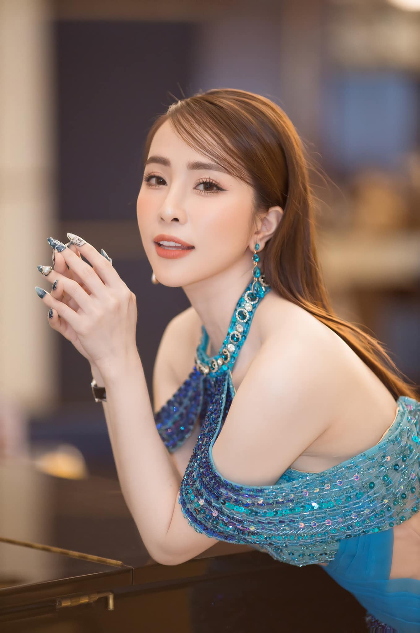 Mỹ nhân Việt quan niệm phụ nữ 70 vẫn có thể mặc trẻ trung nếu muốn: Da căng mọng collagen bất chấp tuổi U40 nhờ 1 thứ luôn chất đầy tủ lạnh - Ảnh 1.