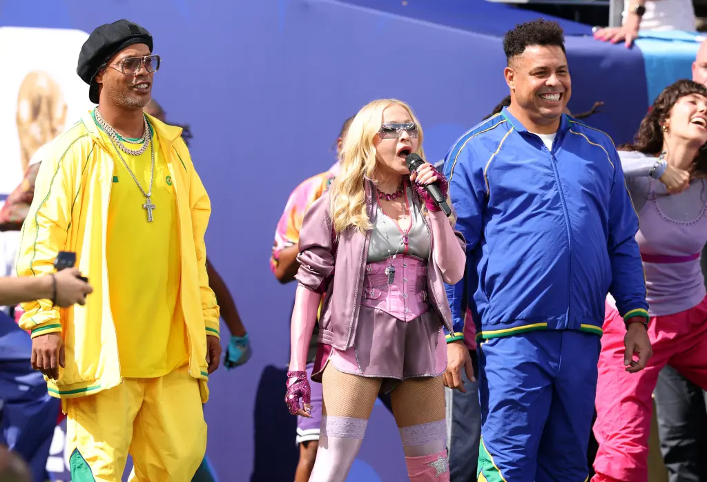 Lật tẩy nhan sắc "phi lý" của Shakira - Madonna ở chung kết World Cup- Ảnh 6.