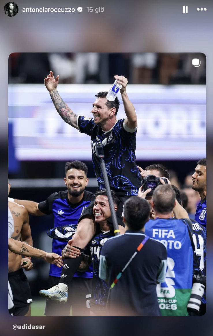 Cả thế giới tung hô Messi, còn bà xã "thanh mai trúc mã" - Antonella lại gây sốt khán đài World Cup với vòng eo săn chắc, visual trẻ đẹp khó tin- Ảnh 4.