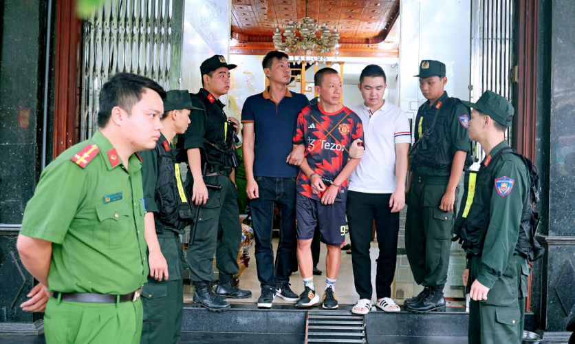 Thu giữ 2 điện thoại, 65 triệu đồng tiền mặt cùng 15 chỉ vàng: Bắt “trùm giang hồ” nổi tiếng liên quan đến đường dây 1.200 tỷ đồng- Ảnh 1.