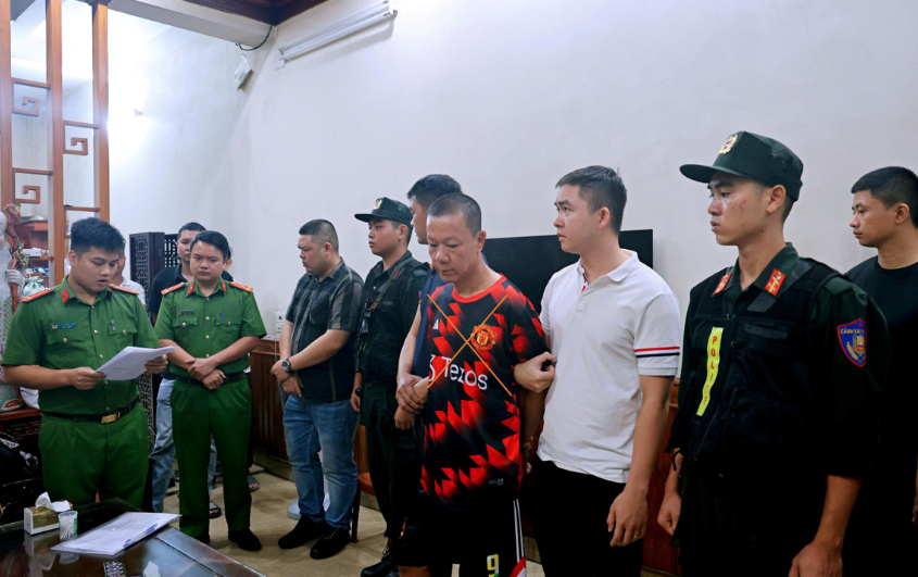 Thu giữ 2 điện thoại, 65 triệu đồng tiền mặt cùng 15 chỉ vàng: Bắt “trùm giang hồ” nổi tiếng liên quan đến đường dây 1.200 tỷ đồng- Ảnh 2.