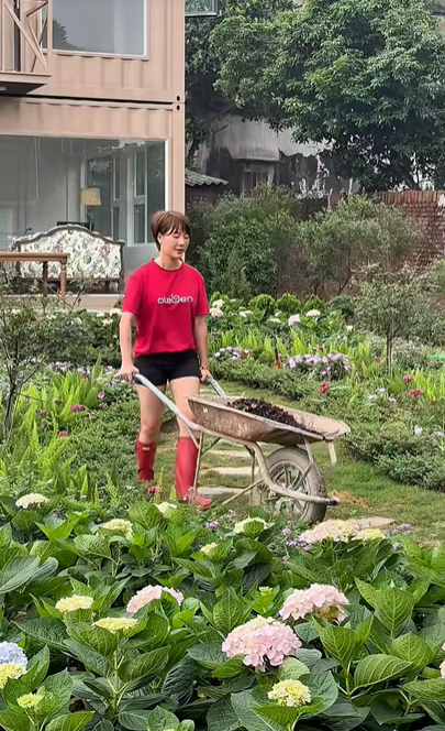 Chán ở biệt thự, “phú bà” phim VFC dựng nhà container để sống - Ảnh 2.