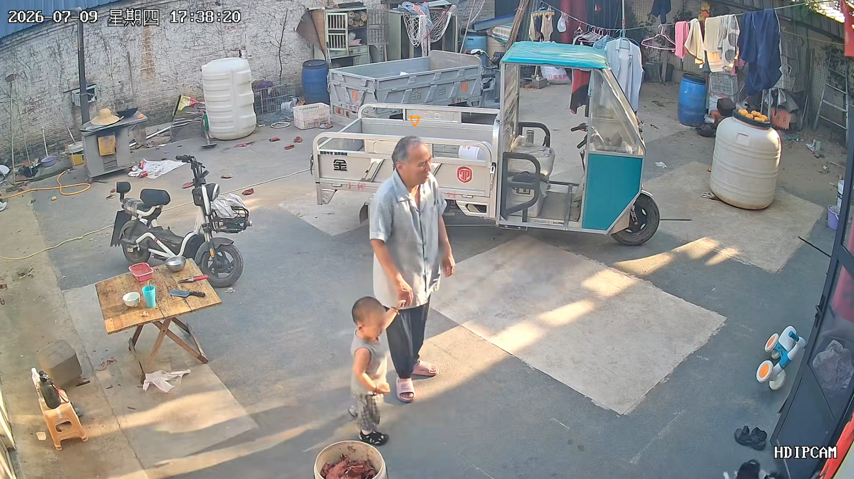 Gần 19 triệu người xem đi xem lại đoạn camera vì hành động của em bé 1,5 tuổi khi gặp người ông khiếm thị- Ảnh 3.