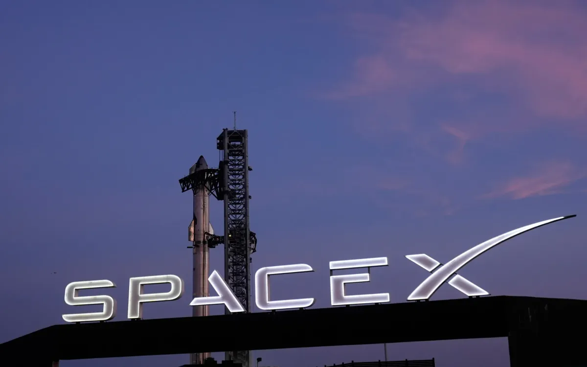 Elon Musk để ngỏ khả năng sáp nhập Tesla và SpaceX - Ảnh 1.