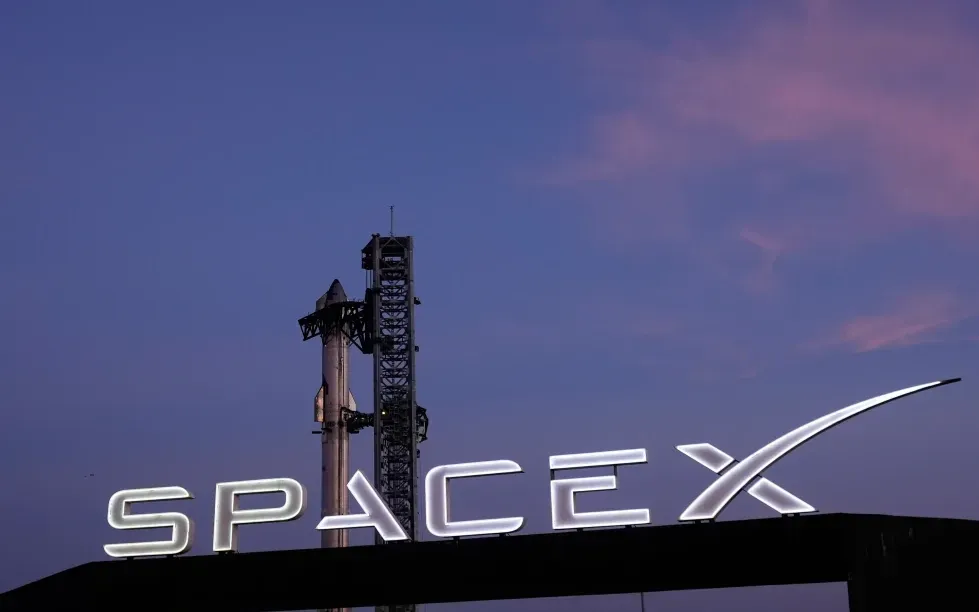 SpaceX được cho là đang thử nghiệm thiết bị AI giống điện thoại - Ảnh 1.