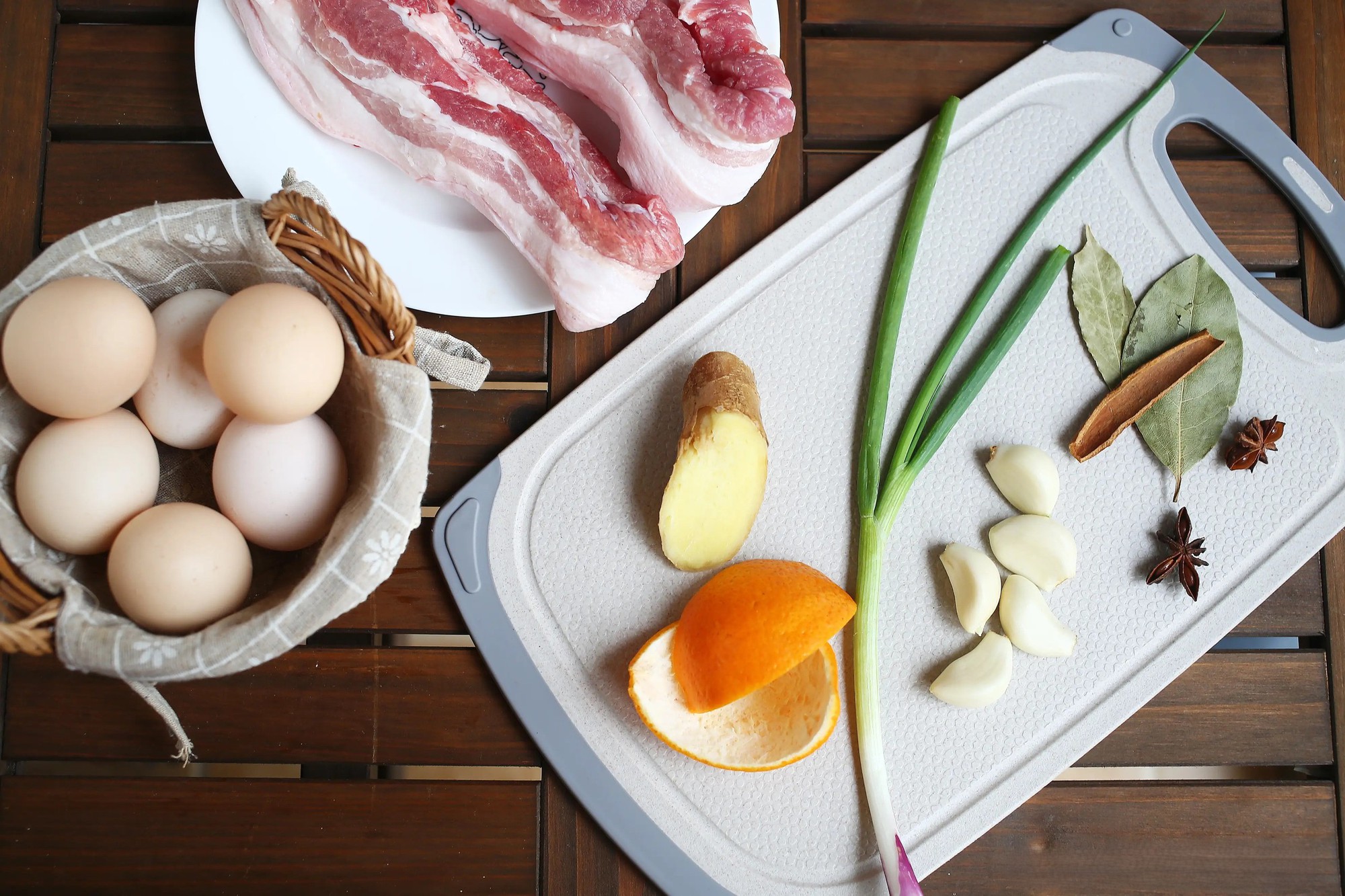 Thịt ba chỉ đừng kho tàu hay đem chiên nướng nữa, nấu thế này và thêm một bước nhỏ mà thơm ngon hơn nhiều- Ảnh 2.