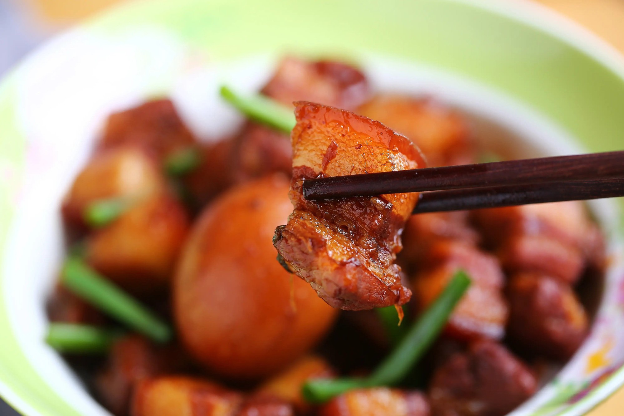 Thịt ba chỉ đừng kho tàu hay đem chiên nướng nữa, nấu thế này và thêm một bước nhỏ mà thơm ngon hơn nhiều- Ảnh 1.