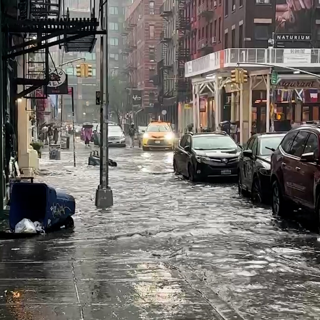 Trước thềm chung kết World Cup, mưa lớn như trút nước nhấn chìm New York: Đường phố ngập sâu, sân bay hỗn loạn, hàng loạt chuyến bay bị ảnh hưởng- Ảnh 2.