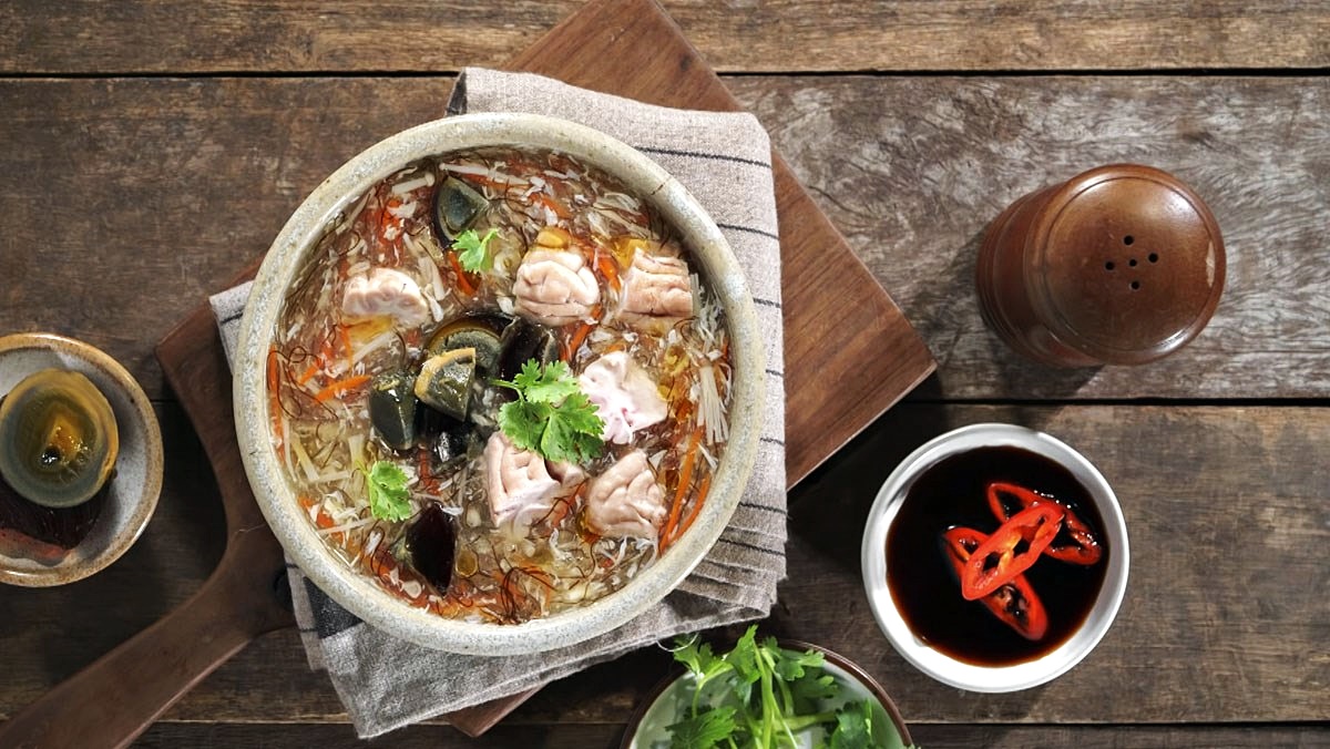 Tóc Tiên "tắc tiếng" vì bánh tóc tiên, biểu cảm sượng trân vì vật thể lạ kẹt lại  - Ảnh 6.
