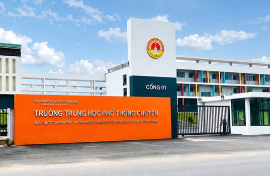 Vụ án vi phạm tại điểm thi Trường THPT Chuyên Tuyên Quang: Giáo viên Ngữ Văn đầu thú, số bị can tăng lên 27- Ảnh 1.