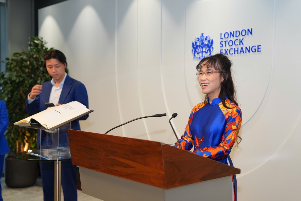 Tỷ phú Nguyễn Thị Phương Thảo bấm nút khai phiên Sàn giao dịch Chứng khoán Luân Đôn (LSE) cùng Thị trưởng Khu tài chính Luân Đôn và Tổng giám đốc LSE Tỷ phú Nguyễn Thị Phương Thảo bấm nút khai phiên Sàn giao dịch Chứng khoán Luân Đôn (LSE) cùng Thị trưởng Khu tài chính Luân Đôn và Tổng giám đốc LSE