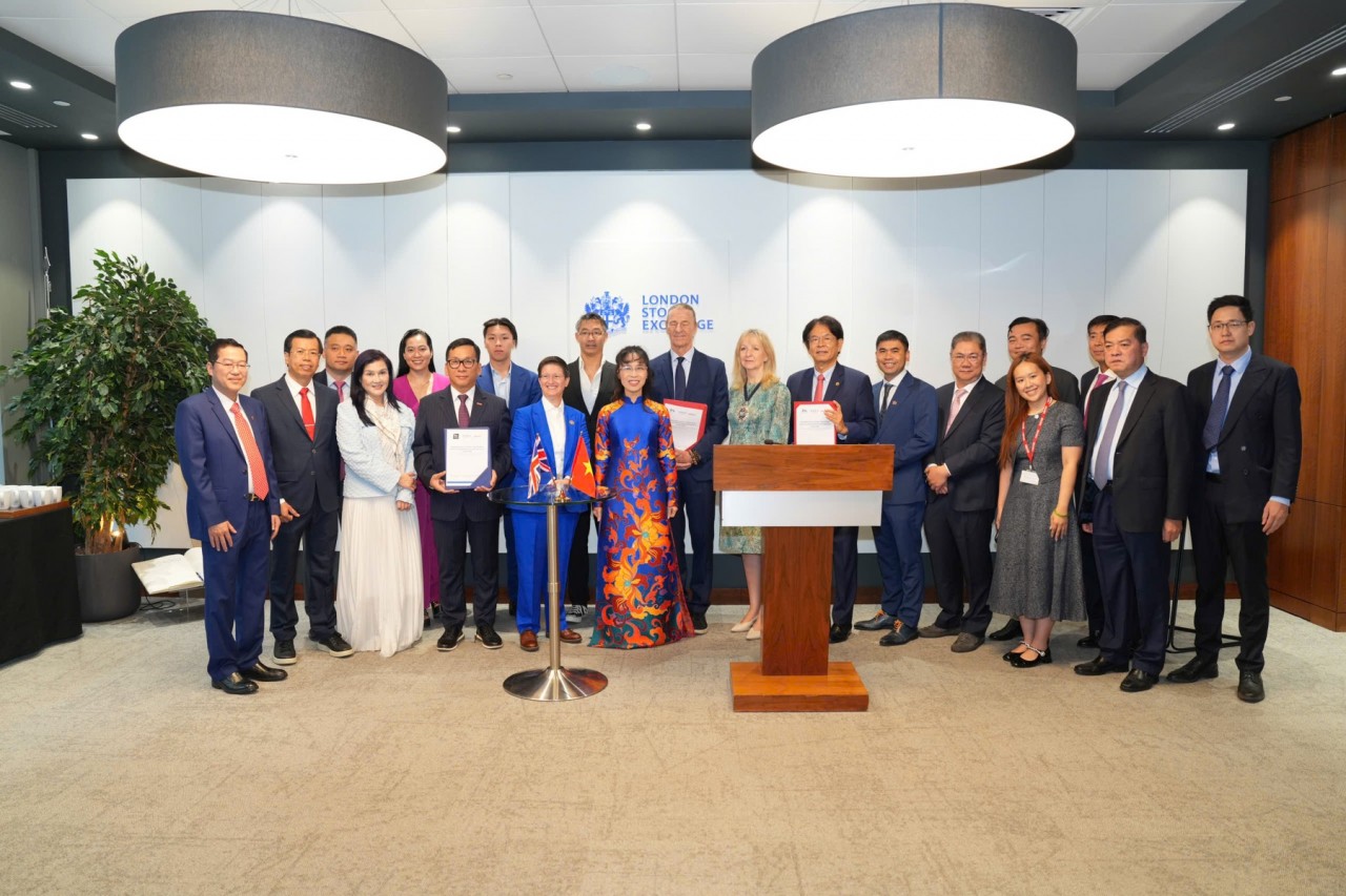 Tỷ phú Nguyễn Thị Phương Thảo bấm nút khai phiên Sàn giao dịch Chứng khoán Luân Đôn (LSE) cùng Thị trưởng Khu tài chính Luân Đôn và Tổng giám đốc LSE Tỷ phú Nguyễn Thị Phương Thảo bấm nút khai phiên Sàn giao dịch Chứng khoán Luân Đôn (LSE) cùng Thị trưởng Khu tài chính Luân Đôn và Tổng giám đốc LSE