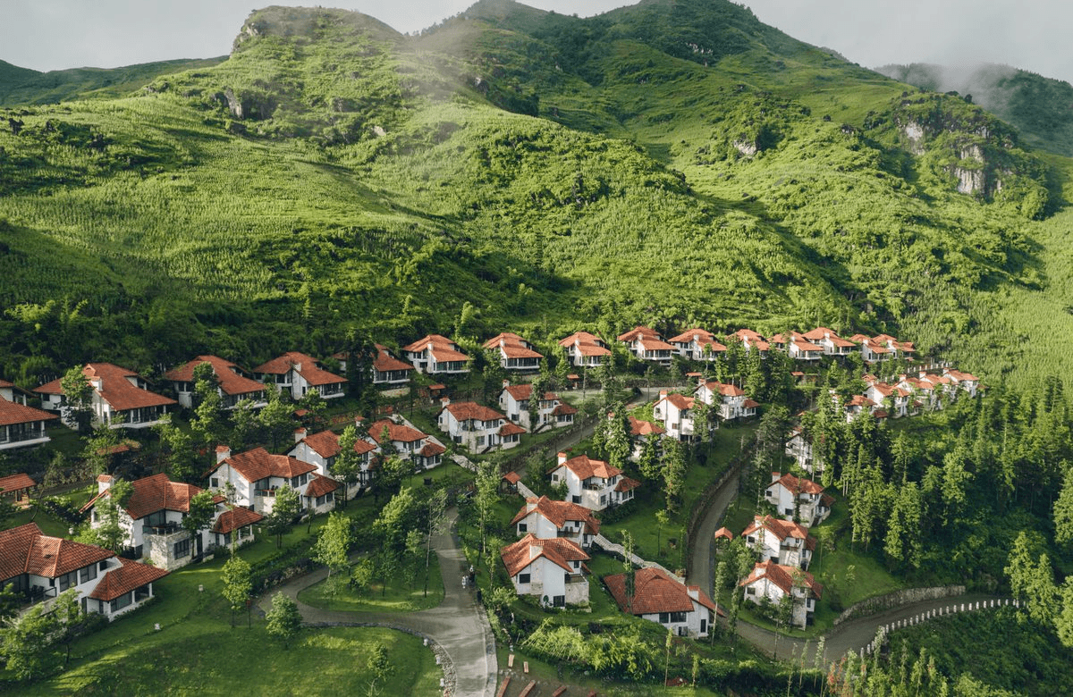 Việt Nam có một khu nghỉ dưỡng 5 sao nằm ở thị trấn mát mẻ quanh năm 15 độ: Chỉ có 39 biệt thự giữa rừng samu trăm tuổi, được 