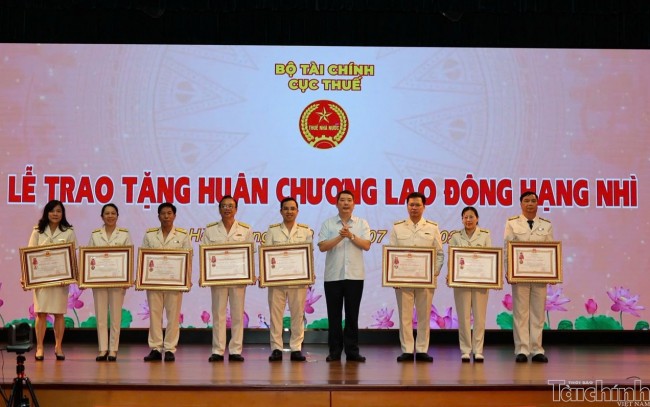 Cục Thuế tổ chức trao tặng khen thưởng cho các đơn vị, cá nhân có thành tích xuất sắc