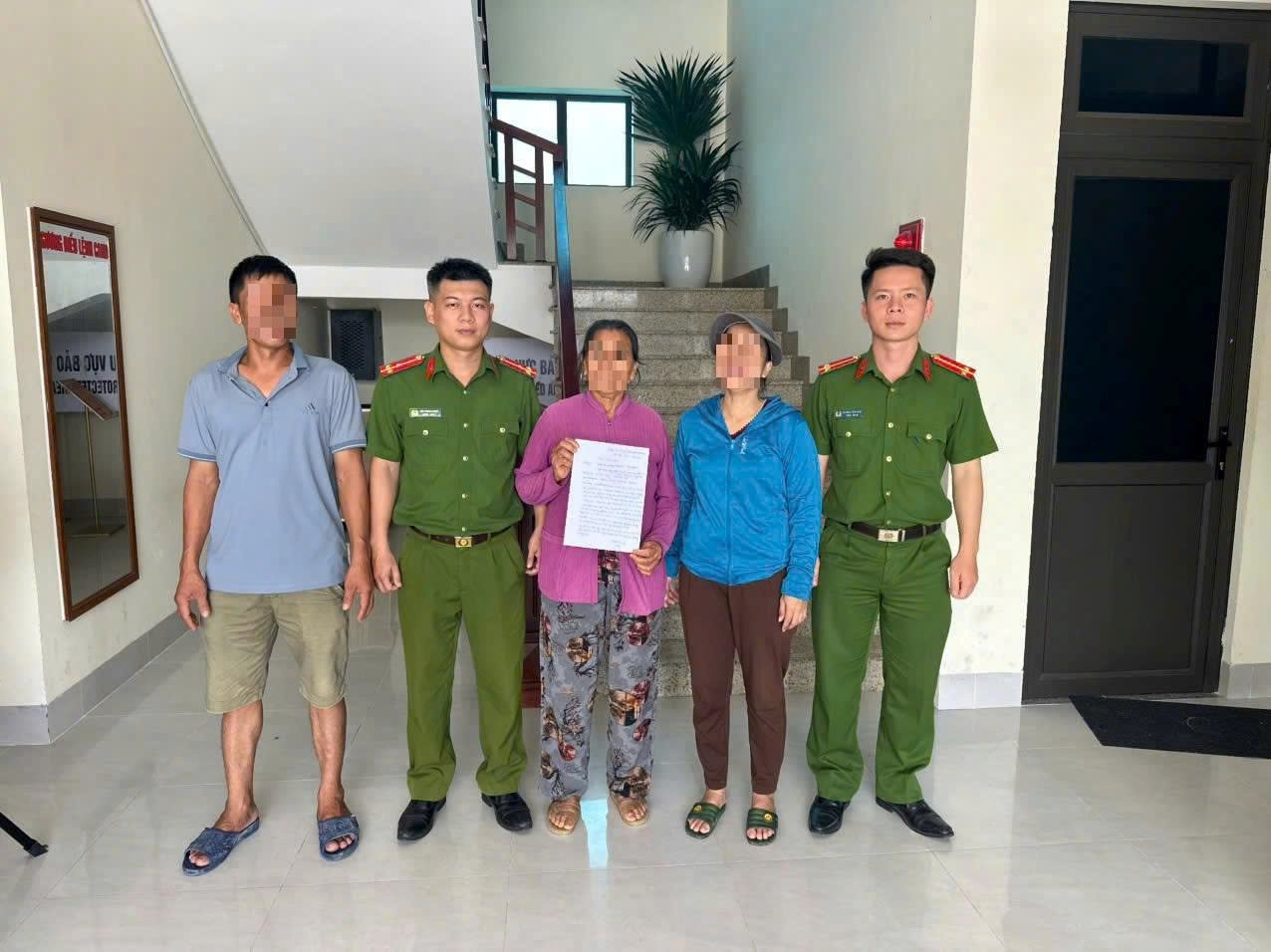 Người phụ nữ 74 tuổi đến ngân hàng làm thủ tục chuyển 250 triệu đồng, giao dịch viên lập tức báo công an- Ảnh 1.