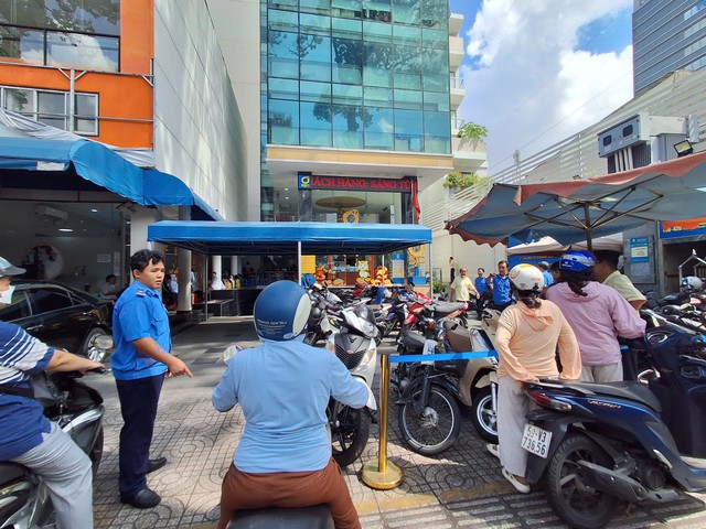 Người dân đang đi bán vàng miếng SJC đông bất thường- Ảnh 1. Người dân đang đi bán vàng miếng SJC đông bất thường- Ảnh 1.