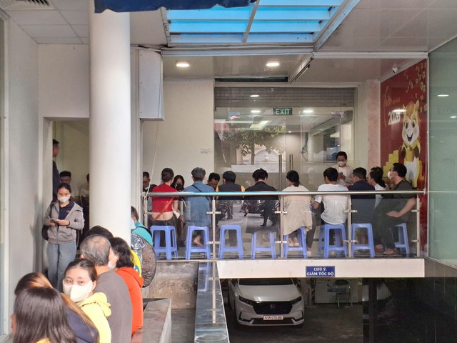 Người dân đang đi bán vàng miếng SJC đông bất thường- Ảnh 2. Người dân đang đi bán vàng miếng SJC đông bất thường- Ảnh 2.