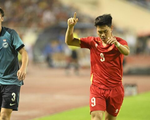 Lý do Đình Bắc bất ngờ bị HLV Kim Sang-sik thay ra ngay trong hiệp một trận gặp Singapore