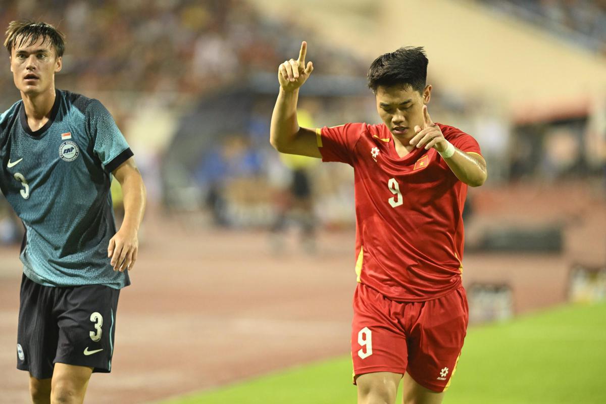 Lý do Đình Bắc bất ngờ bị HLV Kim Sang-sik thay ra ngay trong hiệp một trận gặp Singapore