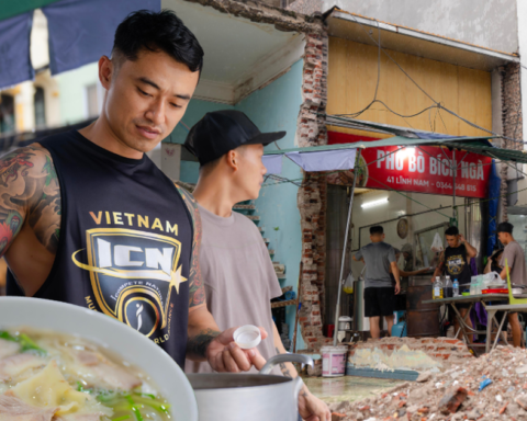 Viral quán phở nằm giữa công trường ở Hà Nội: Mỗi sáng bán hàng trăm bát, khách quen không ngại bụi