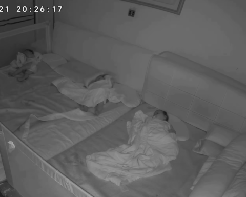 Camera trong phòng ngủ ghi lại 19 phút đặc biệt, 25 triệu người đã xem và trầm trồ