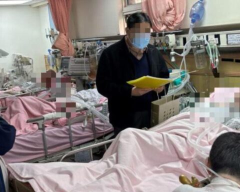 Người phụ nữ 60 tuổi đột ngột tử vong khi đang xem tivi, bác sĩ cảnh báo thói quen “cực độc”
