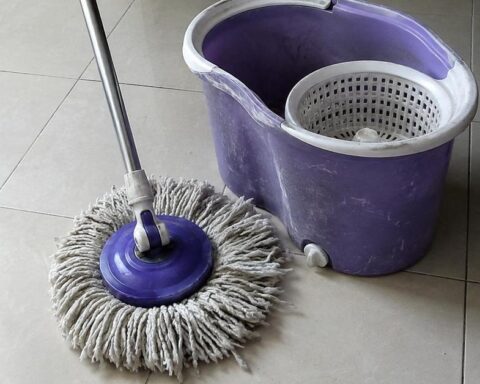 Vì sao ngày càng nhiều gia đình không còn dùng cây lau nhà vắt tay? 2 giải pháp làm sạch đang dần trở thành xu hướng