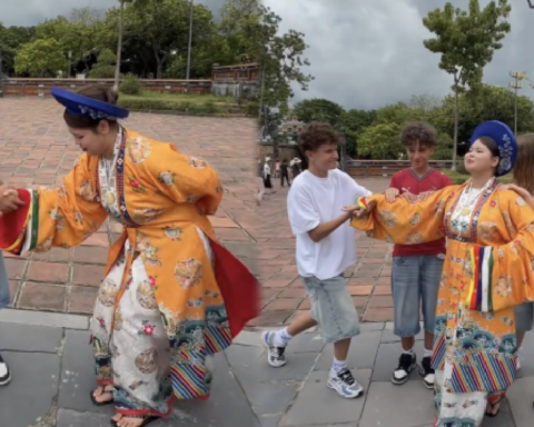 “Thương lắm khách Tây ơi”: Đi du lịch Huế một chuyến, ai ngờ thành cận thần khiến 1 triệu người bật cười