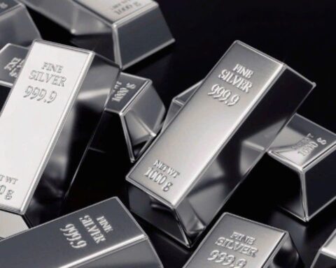 Một thế lực bất ngờ “gom” gần 90 tấn bạc trong một ngày