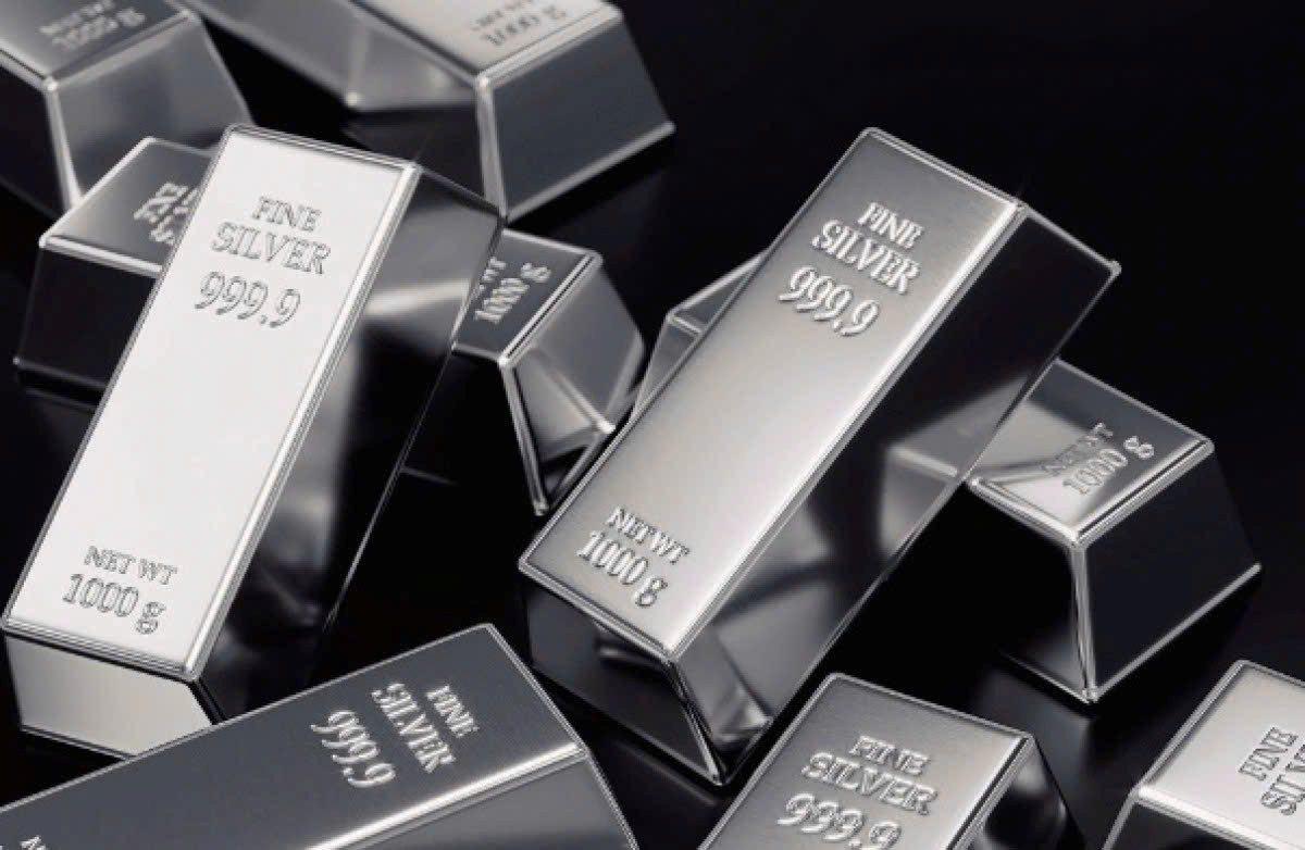 Một thế lực bất ngờ “gom” gần 90 tấn bạc trong một ngày