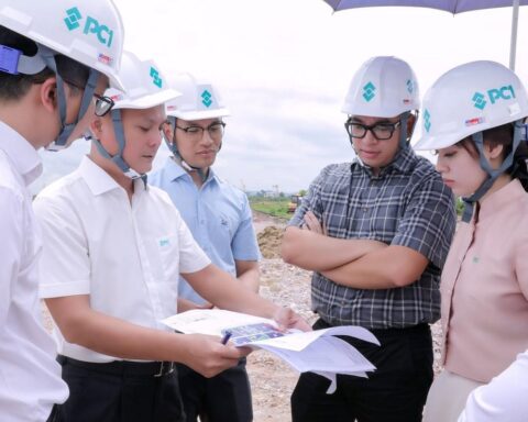 Cận cảnh nhan sắc “vạn người mê” của nữ chủ tịch sinh năm 1999 khi đi thị sát dự án nghìn tỷ