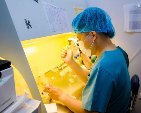 Có nên sàng lọc di truyền trước khi mang thai?