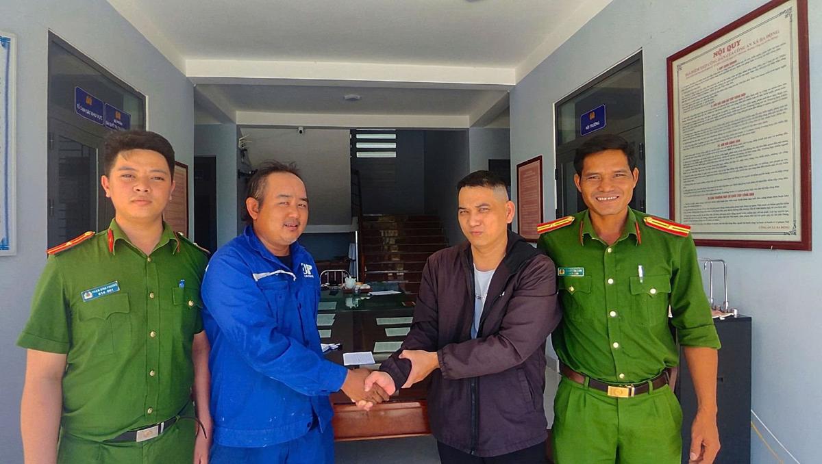 Thực hiện giao dịch chuyển khoản 30 triệu đồng cho vợ, ngay hôm sau người đàn ông SN 1992 báo Công an