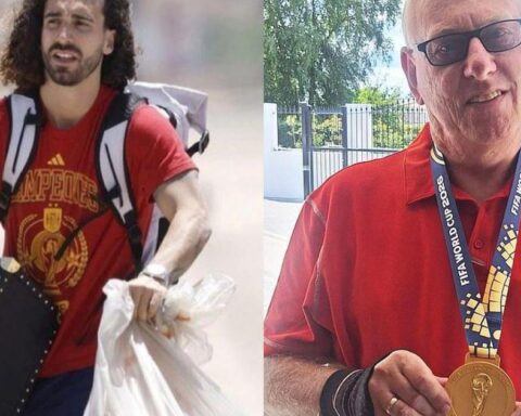 Không ai như Đồng Đồng tóc xù Cucurella, đưa luôn huy chương vàng World Cup cho người đưa thư đeo thử