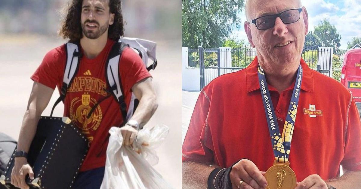 Không ai như Đồng Đồng tóc xù Cucurella, đưa luôn huy chương vàng World Cup cho người đưa thư đeo thử